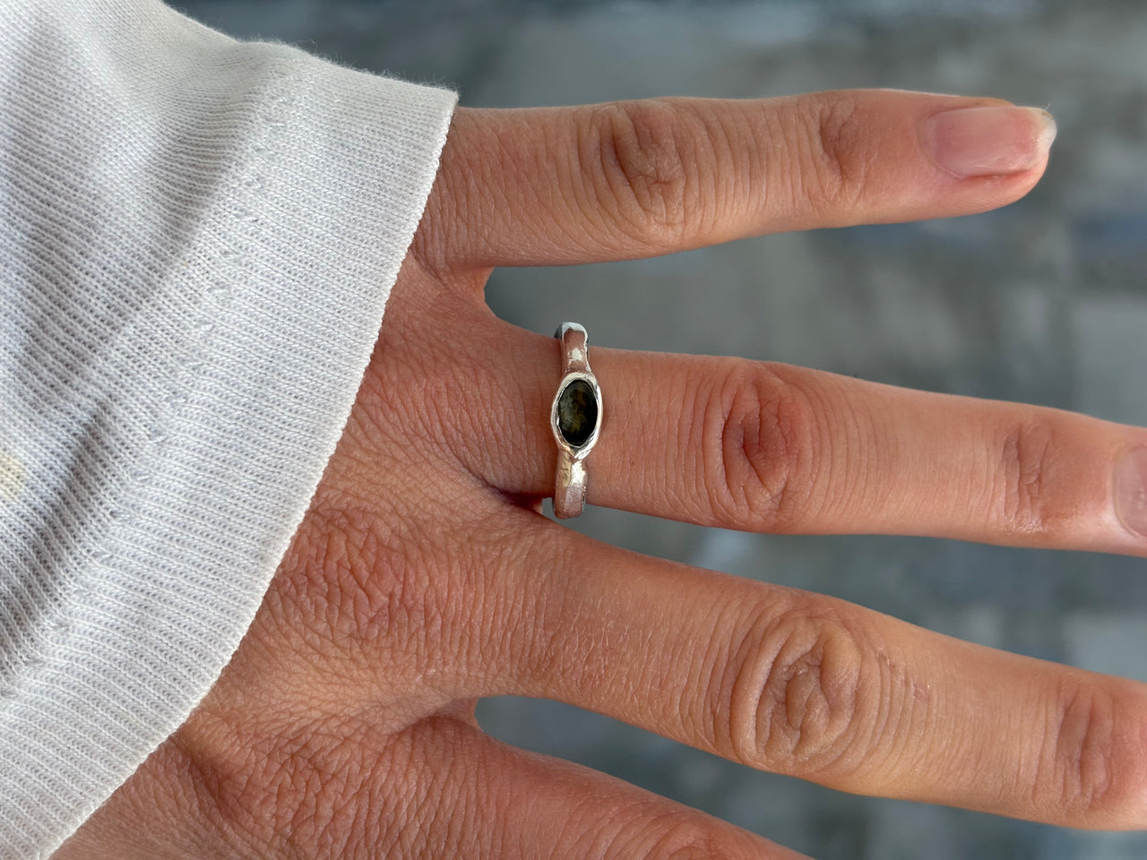 SINGLE OVAL STACKER | SMOKEY QUARTZ